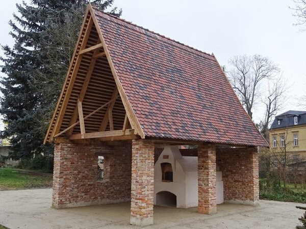 Účastníci omítkové dílny budou nahazovat stěny přístřešku s chlebovou pecí.