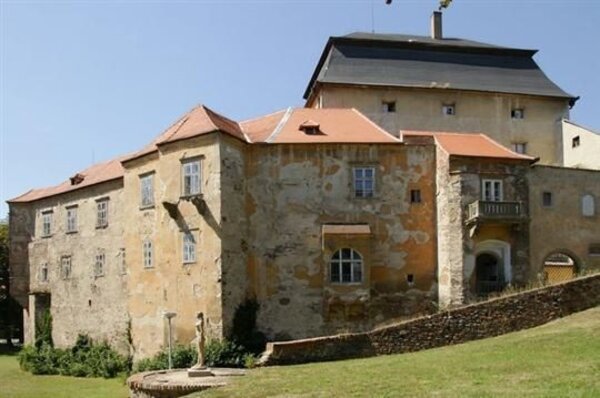 V roce 2012 budou občané města Miroslav hlasovat v referendu o budoucnosti své nejvýznamnější památky - renesančního zámku v centru obce. 