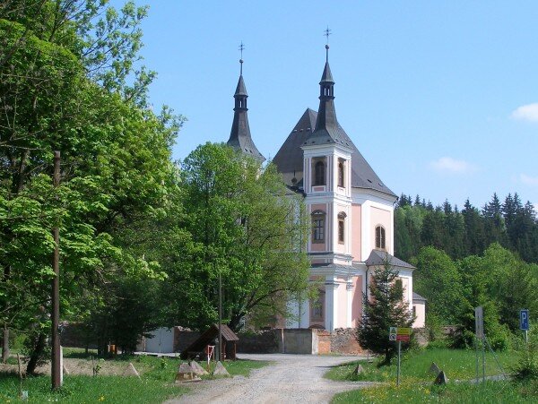 Okolí kostela sv. Anny a sv. Jakuba v zaniklé obci Stará Voda. 