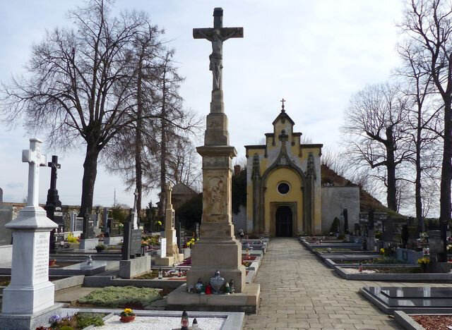 Celkový pohled na hrobku s kamenným křížem v popředí na hřbitově v Rokytnici u Přerova
