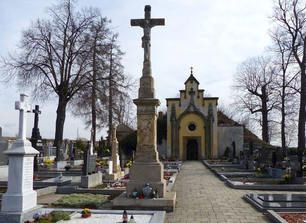 Celkový pohled na hrobku s kamenným křížem v popředí na hřbitově v Rokytnici u Přerova