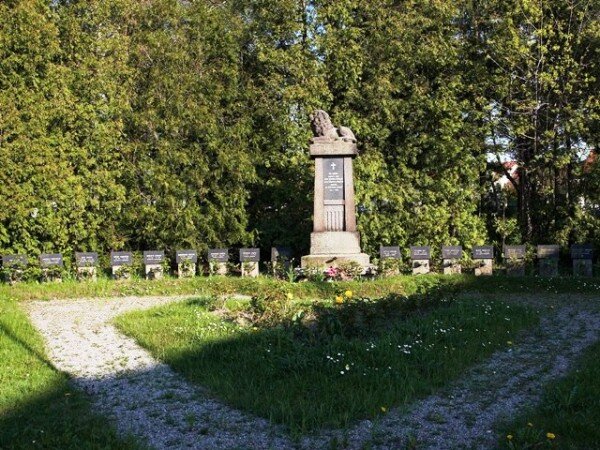 Památník padlých v první a druhé světové válce v Kamenném Újezdě (fotografie z roku 2009). V minulém roce byla obec jedním z úspěšných žadatelů o dotaci z programu Úcta k předkům.