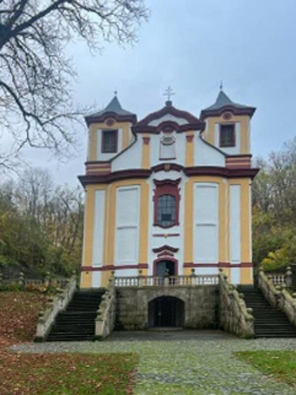 Čelní pohled na památku