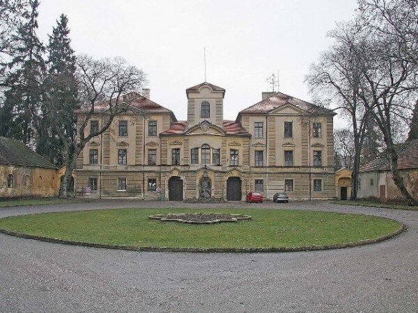 Zámek v Lázních Bělohrad se změní na penzion a výzkumné centrum. 