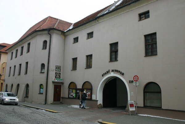 V Klubu Starý pivovar v Kroměříži by měl být za 15 milionů vybudován nový výtah a jeviště. Budova by byla odvlhčena, opravena by byla elektroinstalace, toalety i dřevěné prvky.