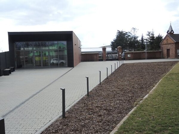 Cena J. M. Olbricha za novostavbu z let 2015-2016 byla udělena pro smuteční síň v Oticích. Projekt zpracovali: STUDIO-D Opava s.r.o., Ing. arch. Lubomír Dehner a Ing. Ondřej Kubesa.