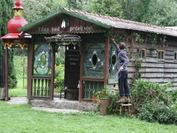 Občanské sdružení Krušlovský včelín chce obnovit původní funkci včelína, zrenovovat jeho interiéry a dřevořezby a vytvořit v něm muzeum včelařství a řezbářství.