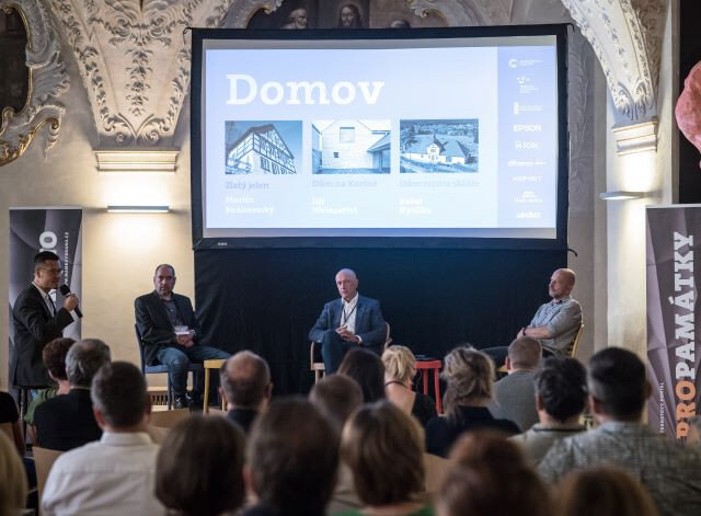 Panelovou diskuzi nazvanou Domov moderoval architekt Osamu Okamura.