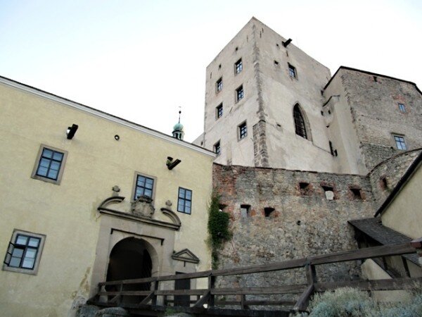 Na hradě Buchlov se plánuje restaurování erbu a ostění vstupní brány na prvním nádvoří hradu.