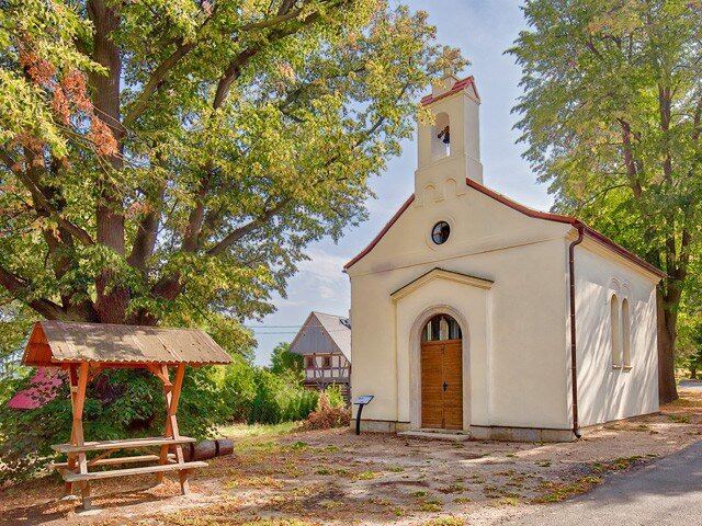Kaple byla postavena v roce 1864, kvůli pruské válce se její dokončení protáhlo do roku 1867.