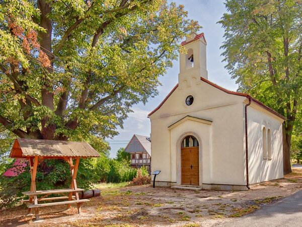 Kaple byla postavena v roce 1864, kvůli pruské válce se její dokončení protáhlo do roku 1867.