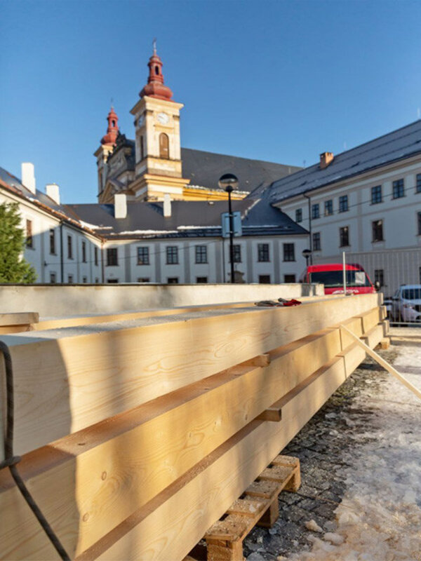 Současná barokní podoba nejstarší moravské augustiniánské kanonie je dílem několika stavebních etap v 18. století.