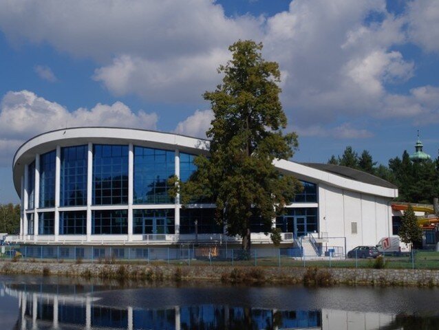 Plavecký stadion byl navržen jako lehká pavilonová stavba, která svou transparentností a organickým tvarem střechy nerušila z dálkových pohledů obraz historického jádra města.