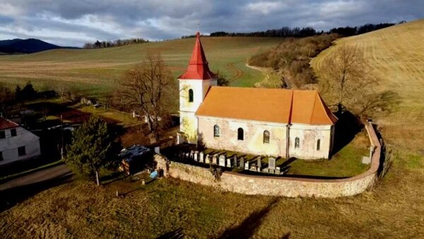 Kostel pochází zřejmě z druhé poloviny 14. století a je památkově chráněn.
