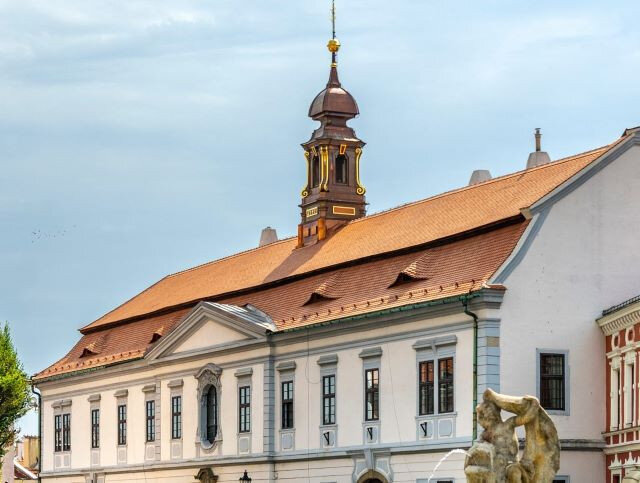 Nová střecha emeritního domu s výrazným sanktusníkem