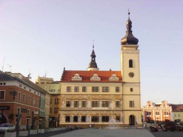 Zájemci o výhledy na centrum Mladé Boleslavi a okolí mohou od 1. května vystoupat na 32 metrů vysokou věž staré radnice.  