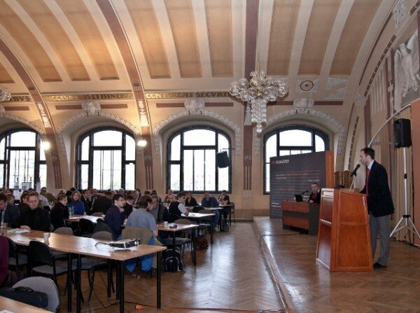 Konference PROPAMÁTKY o obnově a využívání nádraží přilákala do kulturního sálu hlavního nádraží v Praze 150 lidí. 