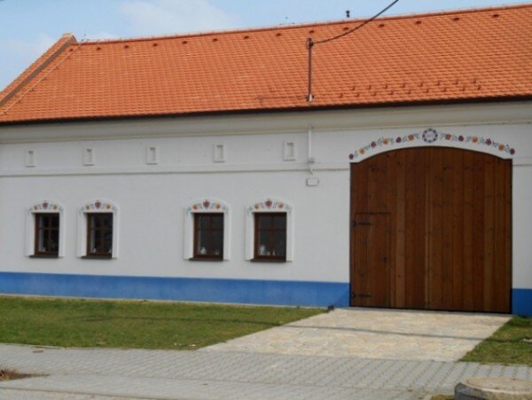 Původní malorolnickou budovu z přelomu 19. a 20. století kryjí bobrovky společnosti Tondach.