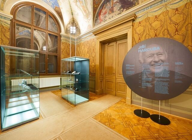 Expozice připomíná Jiřího Harcubu a jeho dílo coby skláře a medailéra.