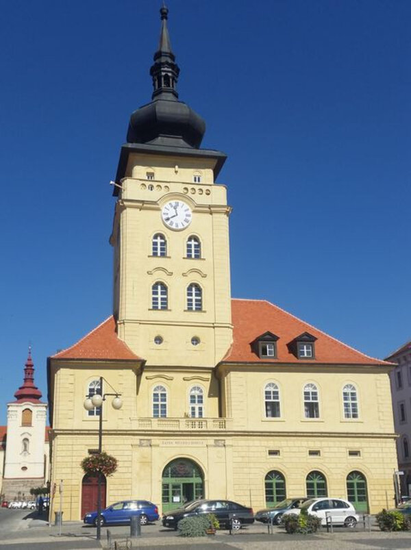 Obnovená střecha radnice korunovala rekonstrukci dominanty náměstí Svobody.