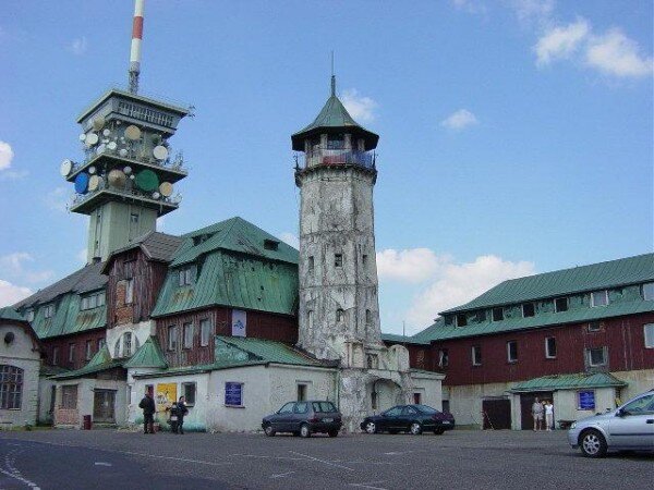 Součástí horského hotelu na vrcholu Klínovce je také dříve velmi vyhledávaná rozhledna. Ta je však, jako celý hotel, nyní nepřístupná a opuštěná.