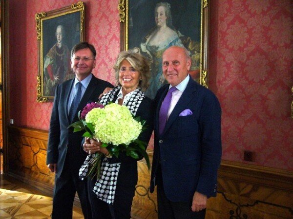 Jana Germenis Hildprandt s prezidentem European Historic Houses hrabětem Rodolphe de Looz-Corswarem (vpravo) a Petrem Svobodou, viceprezidentem Asociace majitelů hradů a zámků