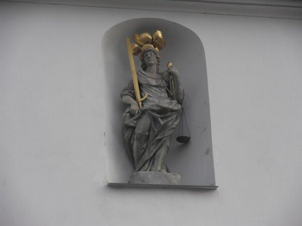 Socha spravedlnosti na radnici v Horšovském Týně (ilustrační foto)