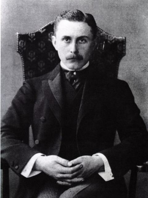 Architekt Adolf Loos navrhoval pro plzeňskou klientelu modernistické úpravy bytů. V těchto interiérech rozvíjel svoji koncepci prostorového uspořádání, takzvaný Raumplan.