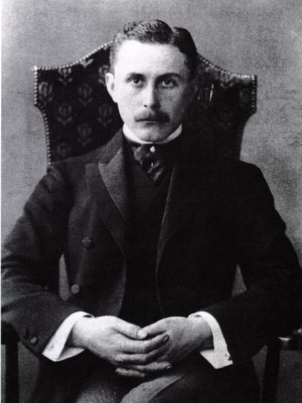Architekt Adolf Loos navrhoval pro plzeňskou klientelu modernistické úpravy bytů. V těchto interiérech rozvíjel svoji koncepci prostorového uspořádání, takzvaný Raumplan.