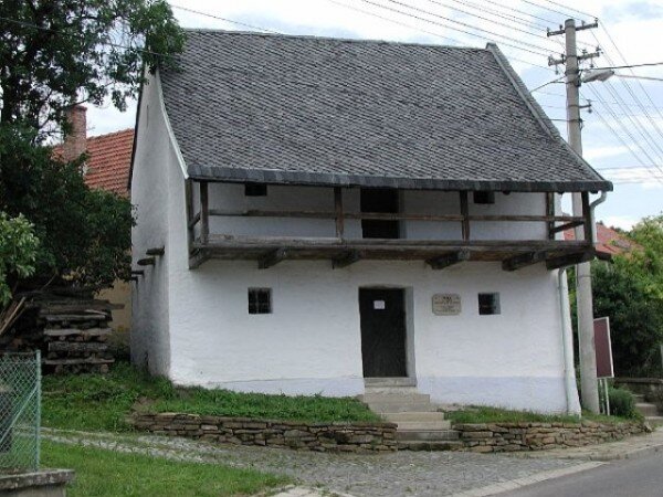 Loňským vítězem soutěže Vesnice roku 2011 se stala malebná vesnice Komňa rozložená v mělkém údolí Bílých Karpat. Na snímku je historická sýpka.