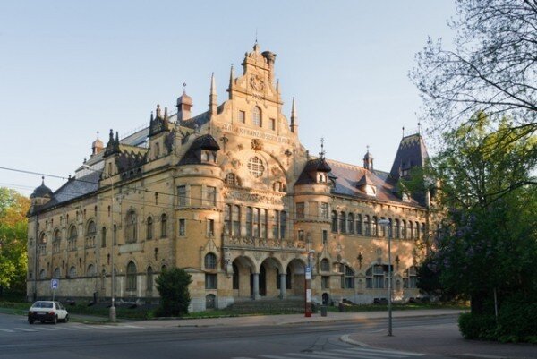 Přestavba městských lázní na sídlo Oblastní galerie byla spolufinancovaná z Regionálního operačního programu Severovýchod.