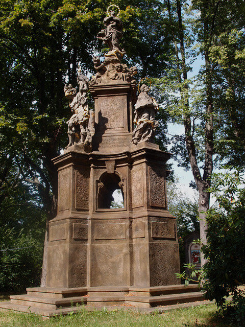 Barokní mariánský sloup se nachází ve střední části někdejšího hřbitova při kostele Nalezení sv. Kříže.