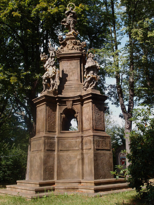 Barokní mariánský sloup se nachází ve střední části někdejšího hřbitova při kostele Nalezení sv. Kříže.