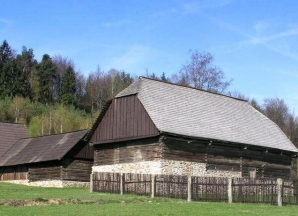 Skanzen v Chanovicích čítá zatím na 20 objektů lidové architektury včetně stodol a hospodářských špýcharů.
