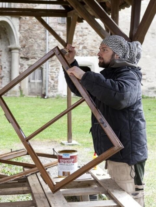 V předchozích ročnících si účastníci kurzu vyzkoušeli i odborné repase okenních křídel hlavního sálu na zámku Brtnice. 