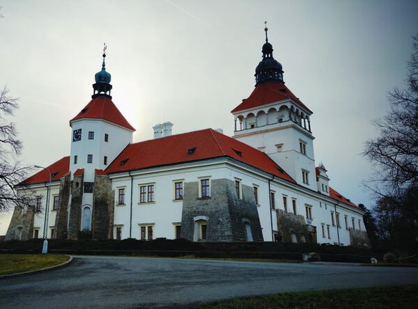 Zámek Smečno nedaleko Kladna získal novou krytinu – Malý prejz značky Tondach od společnosti Wienerberger.
