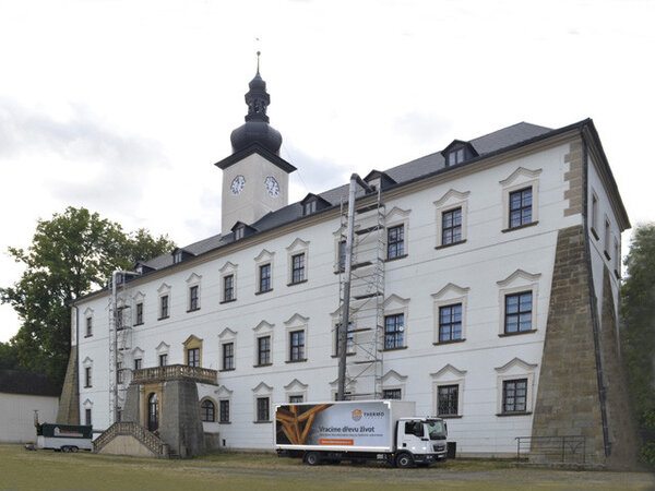 Při sanaci krovu východního křídla zdejšího zámku byla použita metoda horkovzdušné sanace.