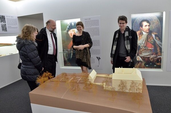 V expozici naleznete pět sekcí, a to tři historické bloky, interaktivní místnost a chodbu s časovou osou.