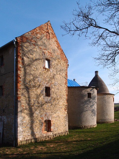 První písemná zmínka o sušárně chmele pochází z roku 1877, kdy ji prodali její stavebníci Josef a Franziska Langhansovi.