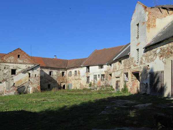 Lihovar byl založený v prostoru bývalého předhradí ve druhé polovině 19. nebo na počátku 20. století.