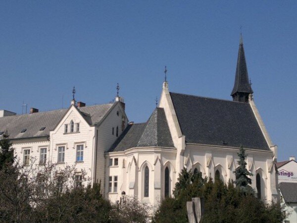 Kostel Svaté rodiny v Českých Budějovicích byl postaven v letech 1886 až 1888 v novogotickém stylu.