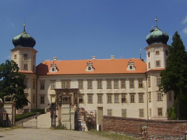 Hlavní cenou věrnostní soutěže Národního památkového ústavu bude letos cesta historickým vozem ze zámku v Mníšku pod Brdy (na snímku) na zámek Konopiště.
