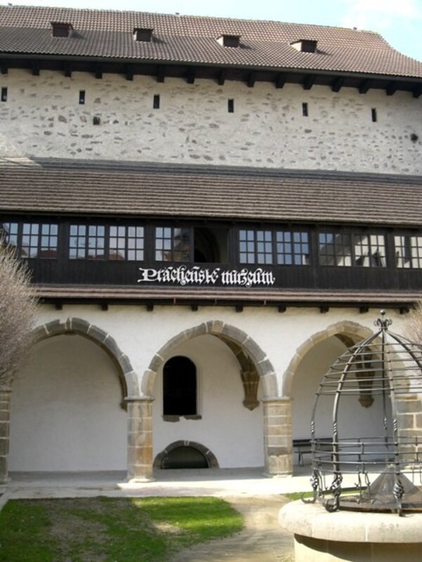 Prácheňské muzeum nalezneme v původním křídle píseckého hradu.