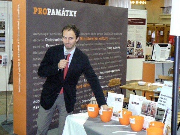 Losování výherců letní čtenářské soutěže portálu PROPAMÁTKY se ujal Aleš Kozák, ředitel Institutu pro památky a kulturu, o.p.s.
