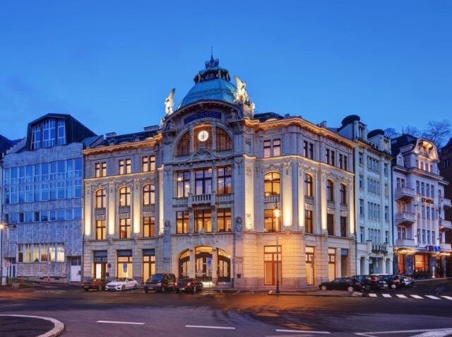 Budova Sparkasse v Karlových Varech byla Stavbou roku Karlovarského kraje v roce 2021.