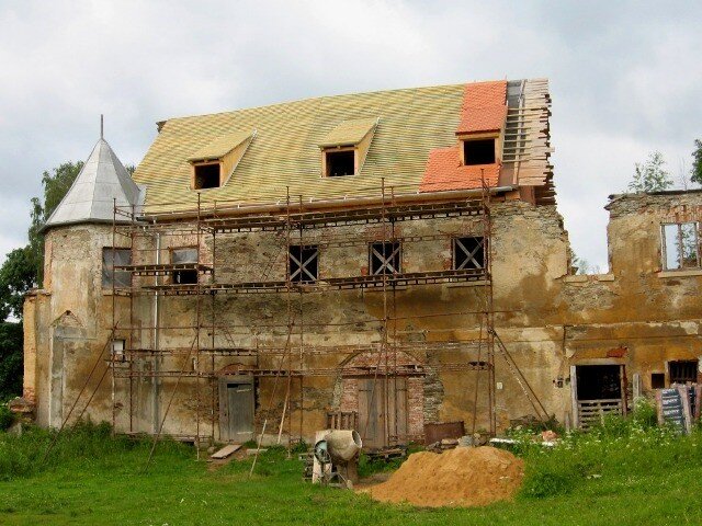 Zámek v Kopaninách během rekonstrukce střechy