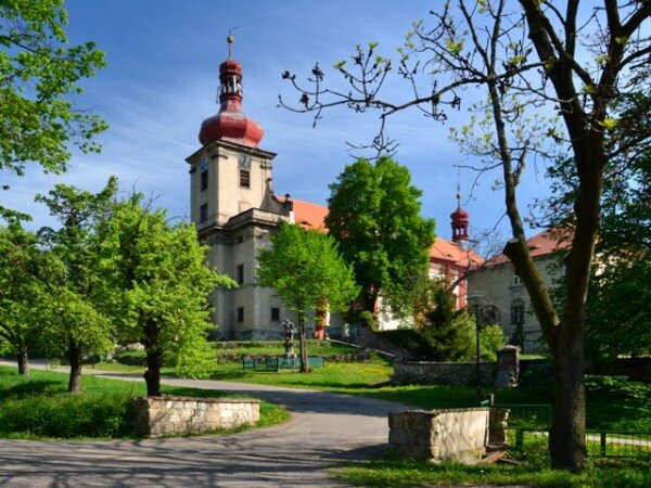 Kostel Nanebevzetí Panny Marie v Horním Jiřetíně je ohrožen případným prolomením limitů těžby hnědého uhlí. 