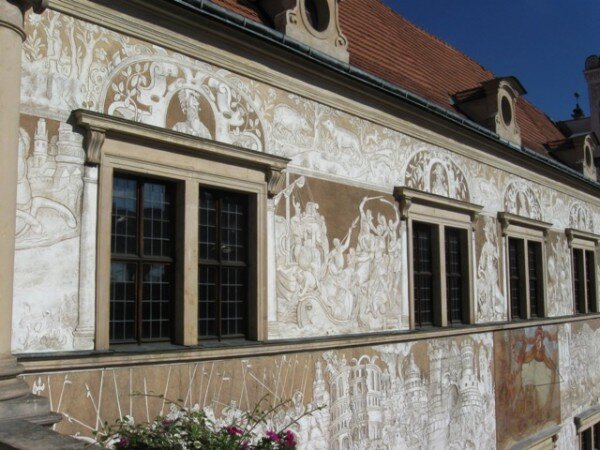 Sgrafita na zámeckém nádvoří v Litomyšli