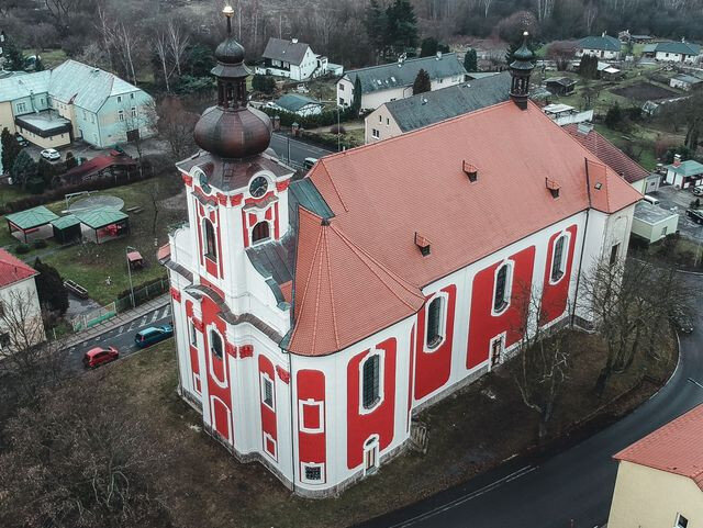 Letecký pohled na obnovený kostel sv. Anny v Sedleci