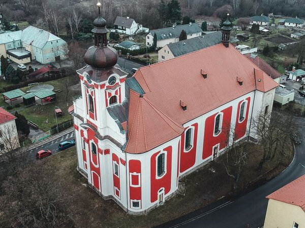Letecký pohled na obnovený kostel sv. Anny v Sedleci